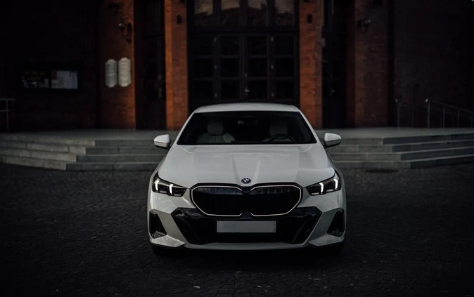 BMW Seria 5 cena 548580 przebieg: 3000, rok produkcji 2024 z Kraków małe 121